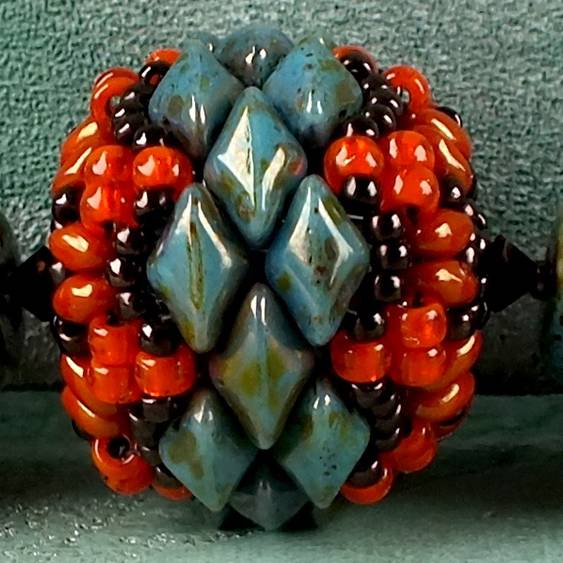 USE GEMDUO BEADS TO CREATE THIS BEADED BEAD INSPIRED BY TRIBAL PATTERNS